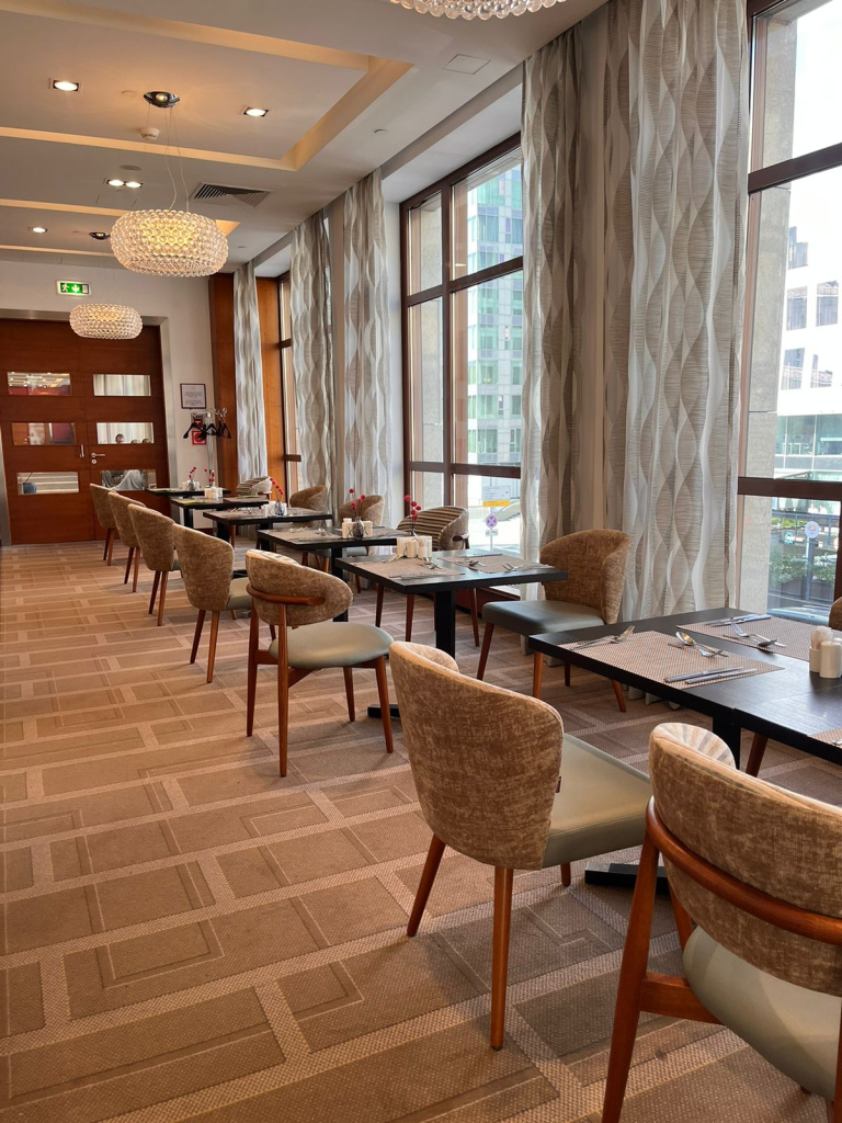 Ресторан в отеле: как мебель влияет на загрузку зала и средний чек