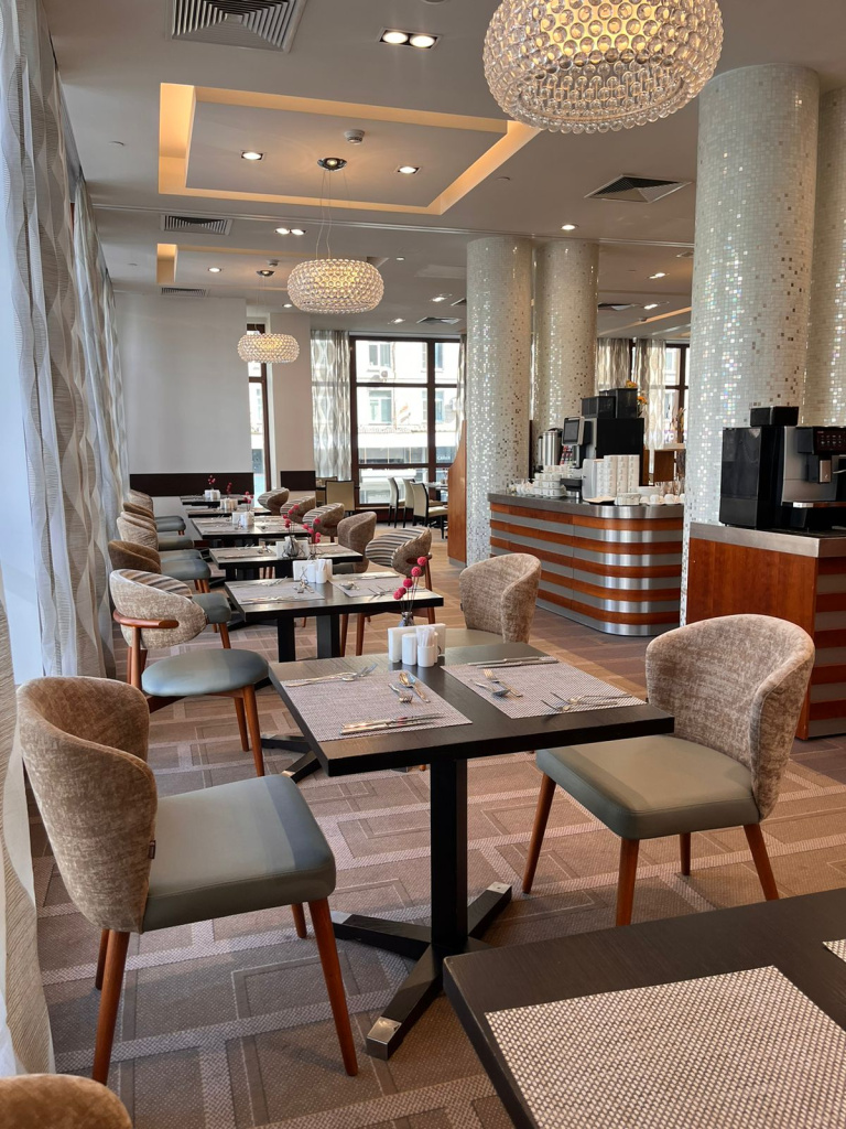 Ресторан в отеле: как мебель влияет на загрузку зала и средний чек